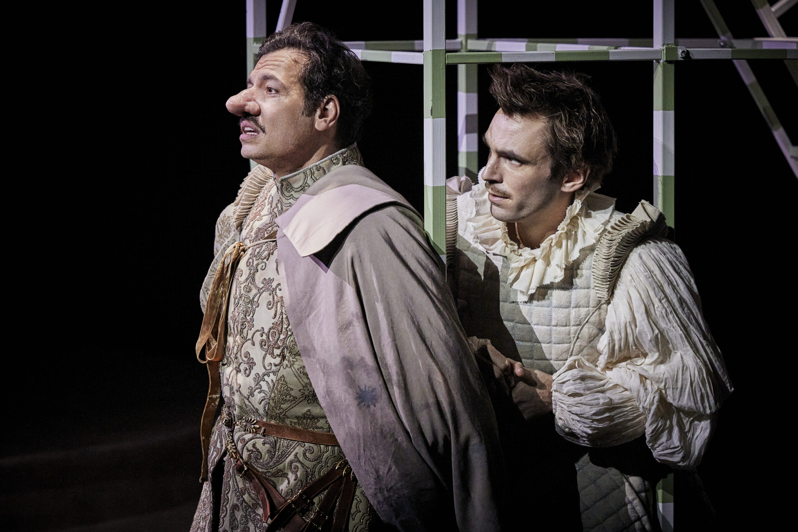 Laurent-Lafitte-Yoann-Gasiorowski-dans-Cyrano-de-Bergerac-Salle-Richelieu-decembre-2023-scaled